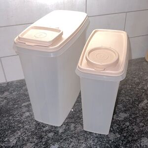 Cereal containers vintage Tupperware. Very good condition. Pourable flip lid